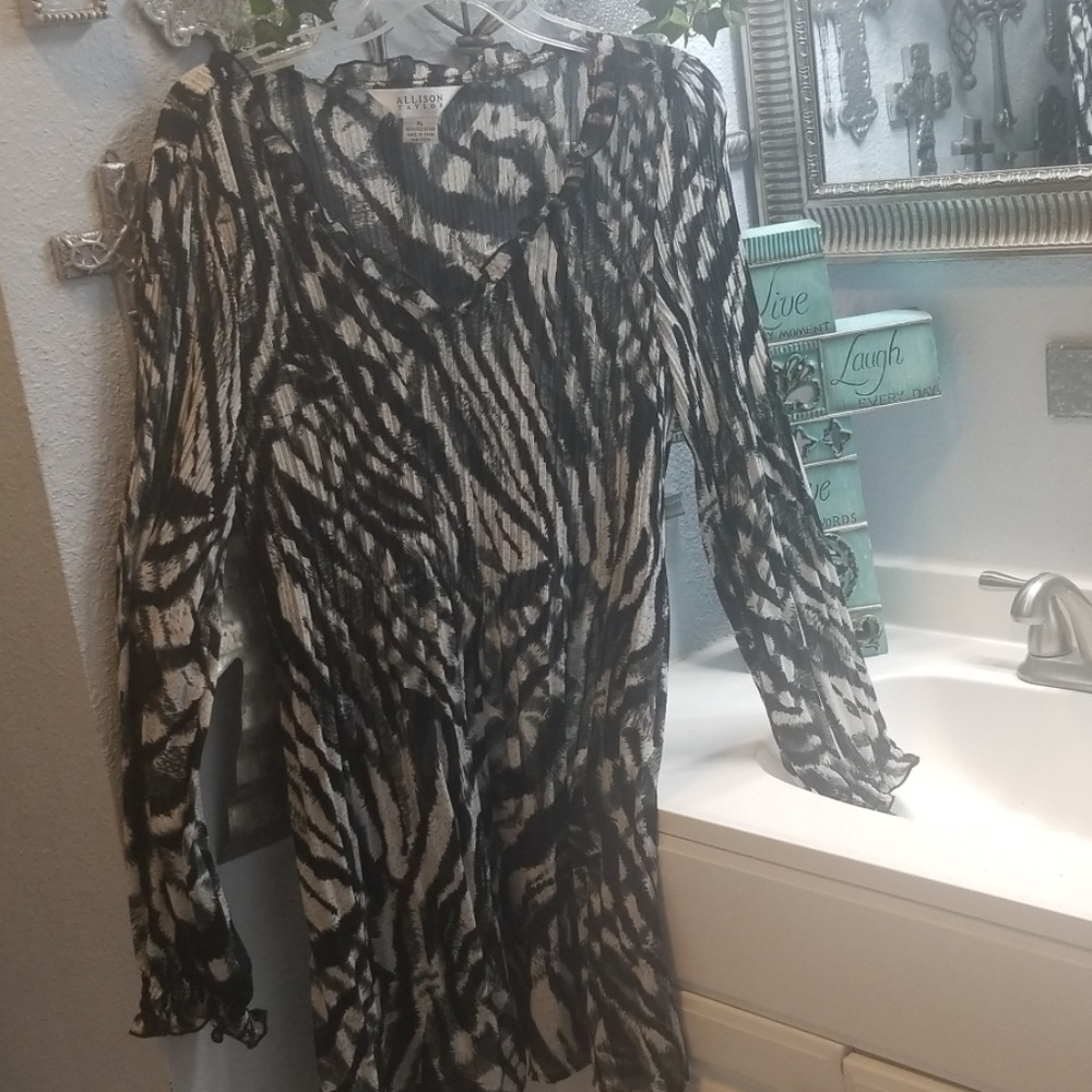 ALLISON TAYLOR RUFFLE TRIM CRINKLE top